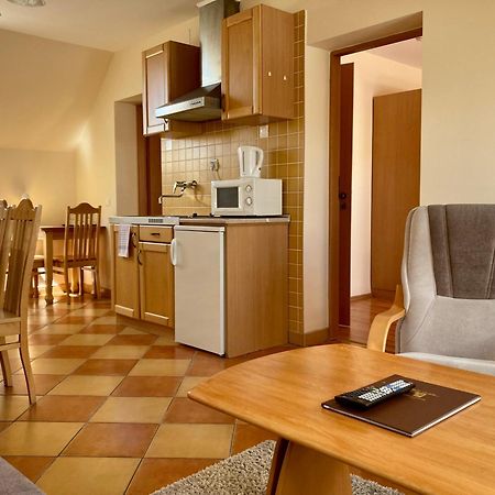 Het Vezer Apartmanhotel โคมารม ภายนอก รูปภาพ