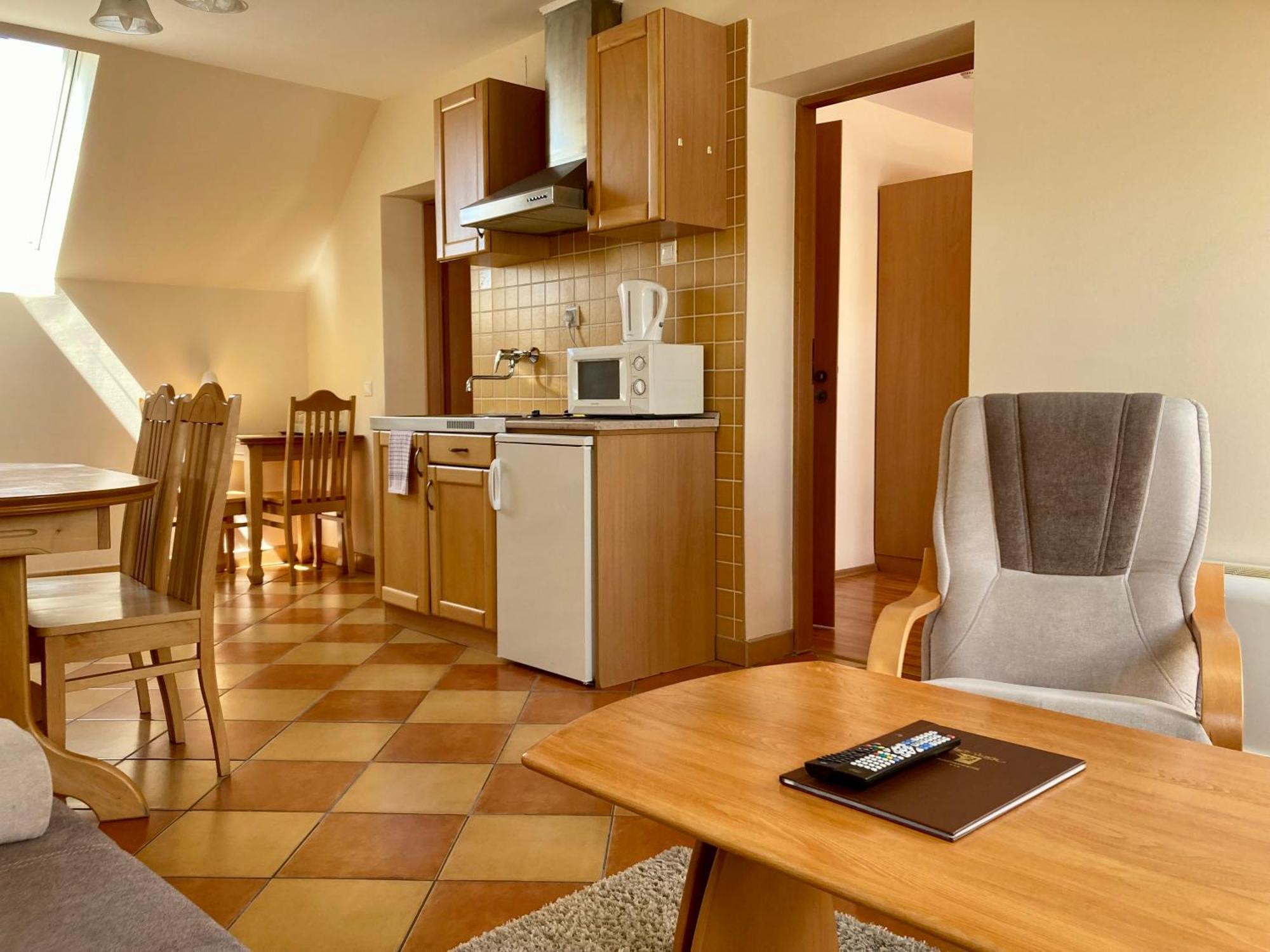 Het Vezer Apartmanhotel โคมารม ภายนอก รูปภาพ
