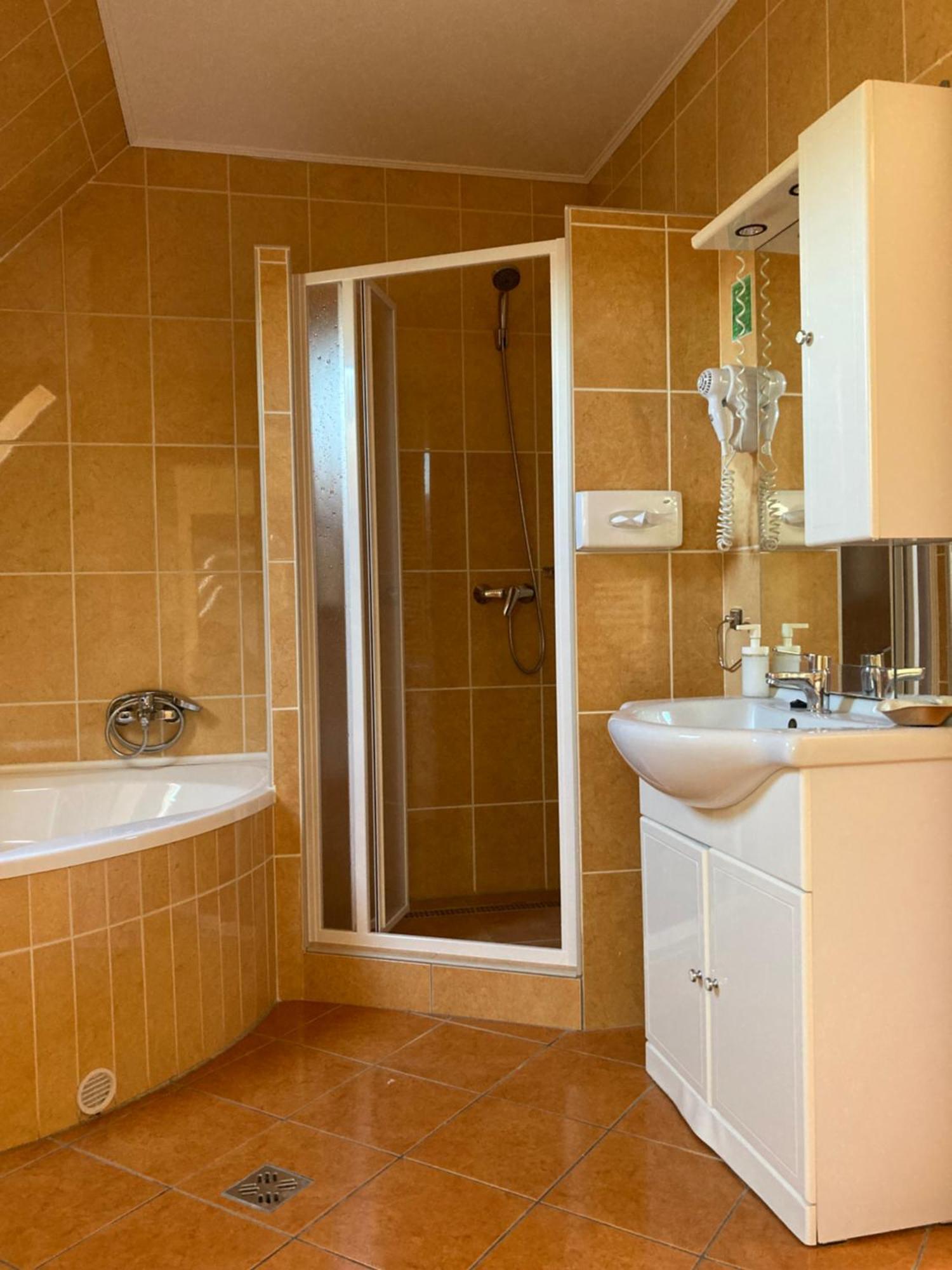Het Vezer Apartmanhotel โคมารม ภายนอก รูปภาพ