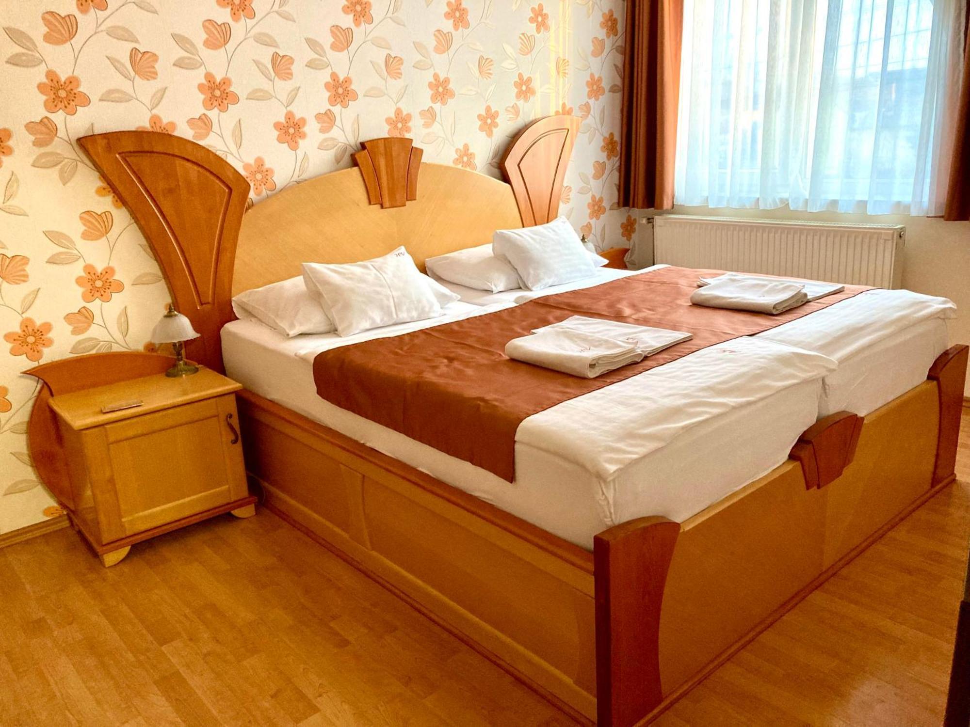 Het Vezer Apartmanhotel โคมารม ภายนอก รูปภาพ