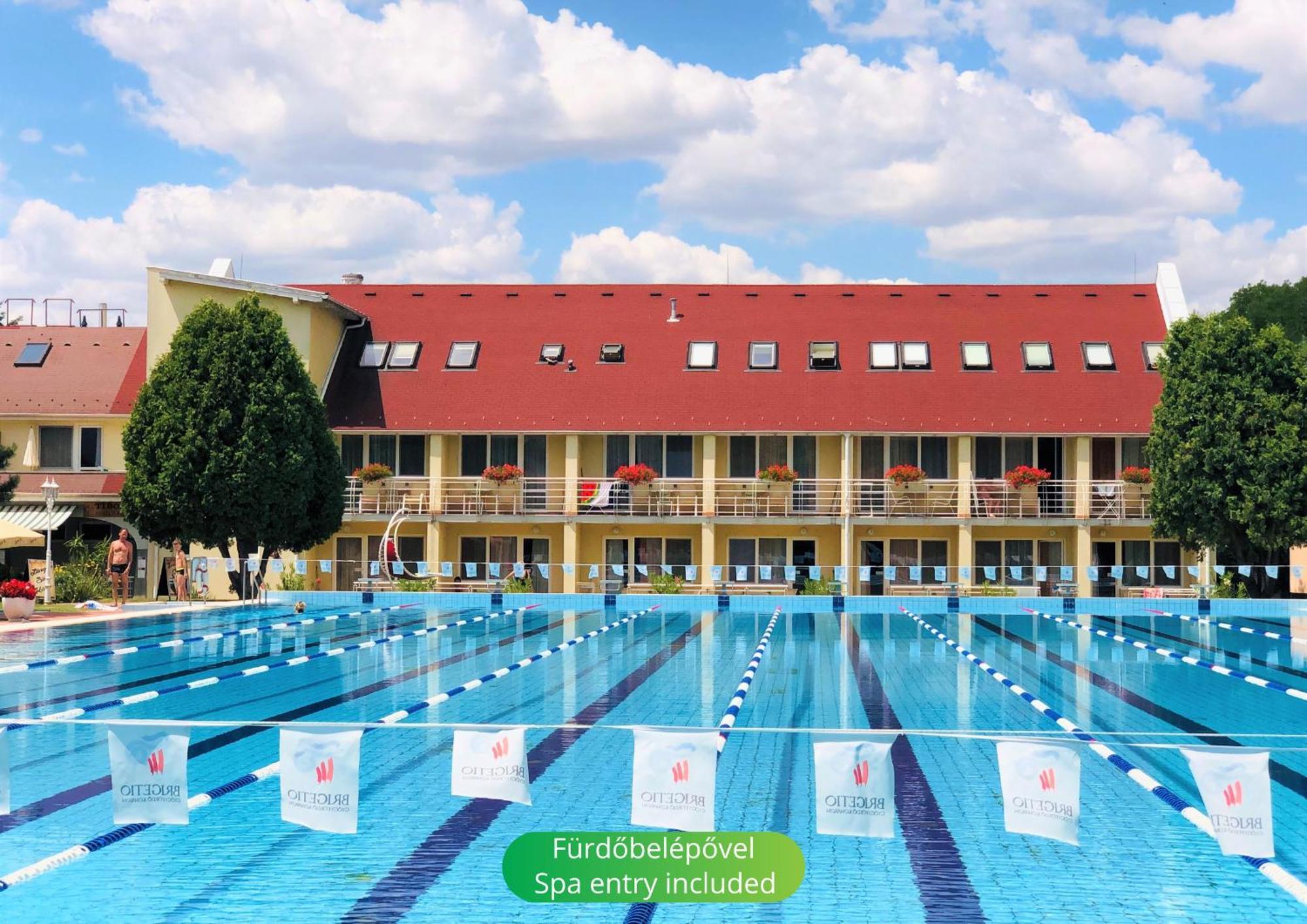Het Vezer Apartmanhotel โคมารม ภายนอก รูปภาพ